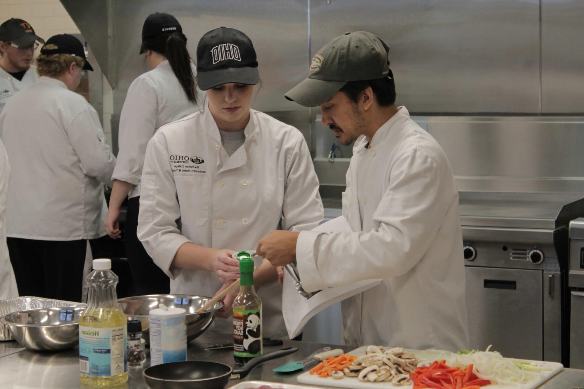 烹饪专业的学生在烹饪时一起工作.