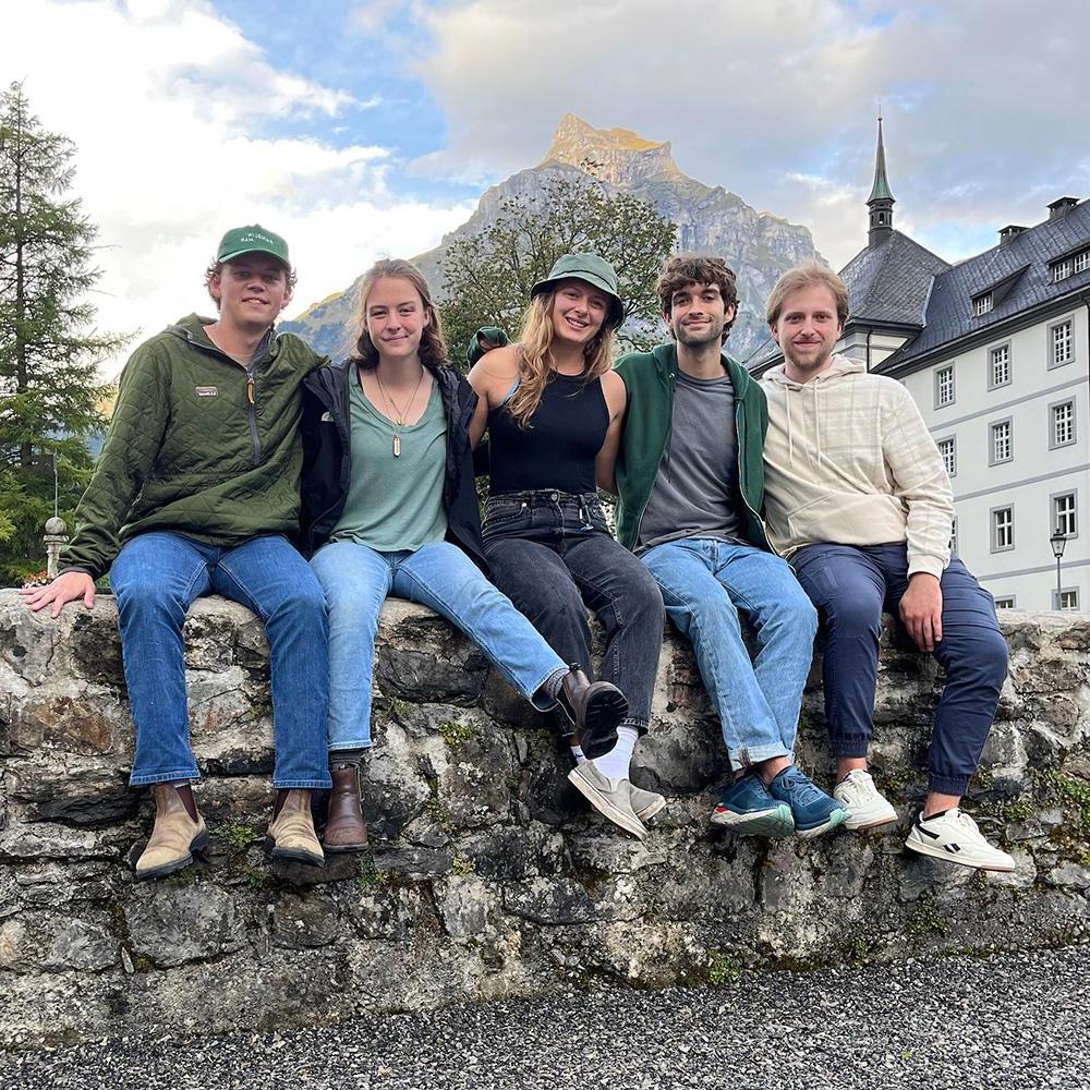 五个人在瑞士旅游期间摆姿势拍照.